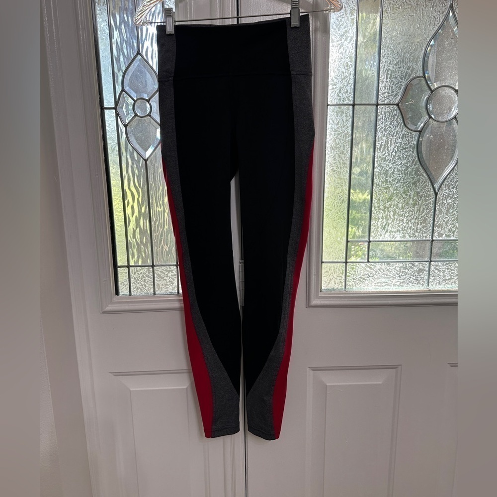 Lululemon Get Going Train Tight *28"
Black /Heathered Black /Flamenco Red size 4